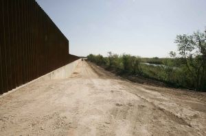 800px-New_border_line_wall